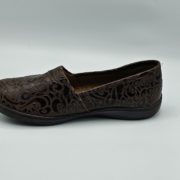 BOC Born Concept Womens 8.5 M Brown laser raised design Slip On Comfort Loafers - Picture 10 of 10